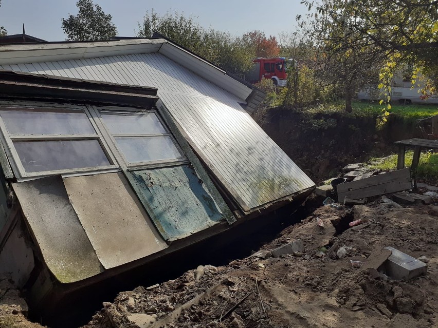 Katastrofa budowlana w Karczemkach. Na skutek osunięcia ziemi zniszczeniu uległ jeden z domków działkowych