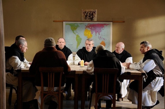 "Ludzie Boga" (Francja, 2010)Ośmiu francuskich mnichów żyje pośród ludności muzułmańskiej. Gdy fundamentaliści islamscy mordują grupę zagranicznych pracowników, region ogarniają zamieszki. Wojsko proponuje zakonnikom ochronę i ewakuację z miejsca zagrażającego ich życiu. Jednak mnisi bez względu na rosnące wokół nich niebezpieczeństwo, decydują się zostać. Niedługo potem otrzymują od terrorystów ostrzeżenie... Program TV został dostarczony i opracowany przez media-press.tv