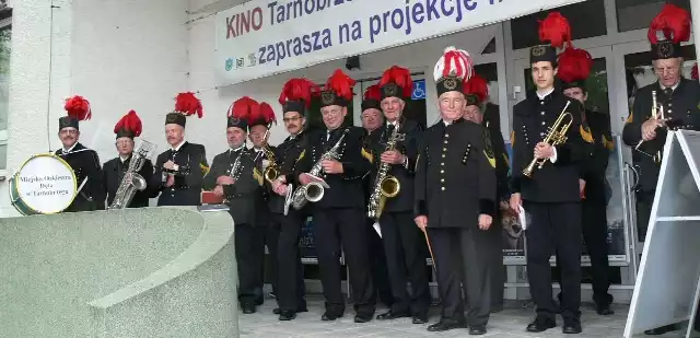 Piątkowy jubileusz rozpoczął koncert orkiestry górniczej przed Tarnobrzeskim Domem Kultury.