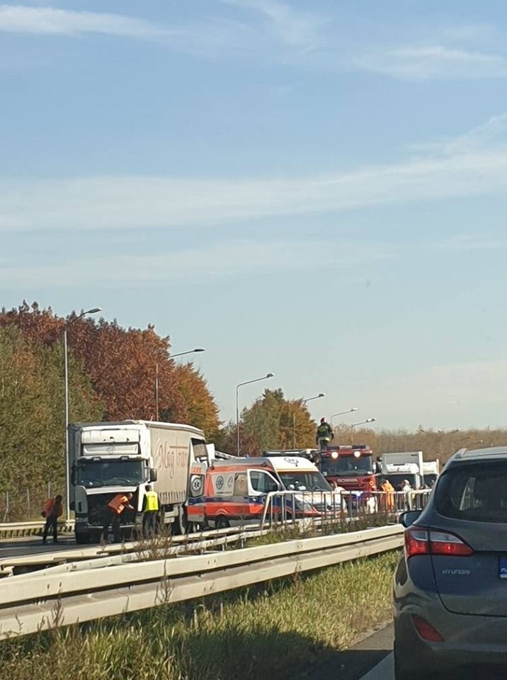 Zderzyły się dwie ciężarówki na autostradzie A4. Trasa...