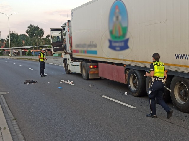 Na oznakowanym przejściu dla pieszych samochód ciężarowy potrącił 49-letniego mężczyznę.