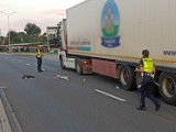 Poważny wypadek w Kaliszu. Pieszy został potrącony przez ciężarówkę [ZDJĘCIA]