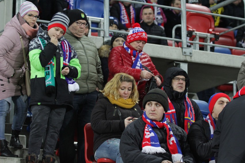 Górnik Zabrze – Wisła Kraków 2:0. Fanki na meczu w Zabrzu ZOBACZ ZDJĘCIA