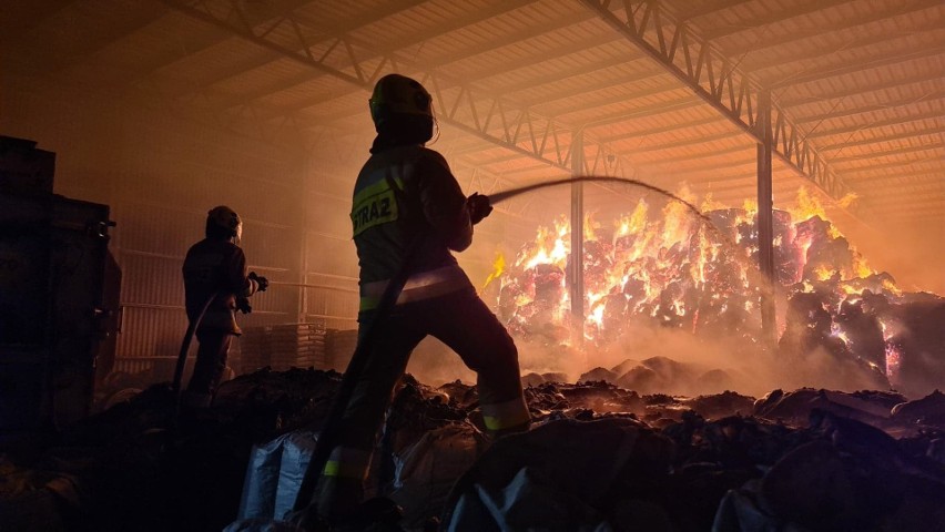 Ogromny pożar na terenie firmy w Przytocznej