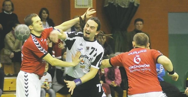 Filip Kliszczyk (w białej koszulce) zdobywa gola dla naszych. Gościom nie pomogła obrona Marcina Krysiaka (z lewej) i Łukasza Lisickiego.