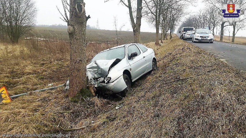 Śmiertelny wypadek w Gałkówku pod Łodzią. Auto uderzyło w drzewo. Zginął kierowca