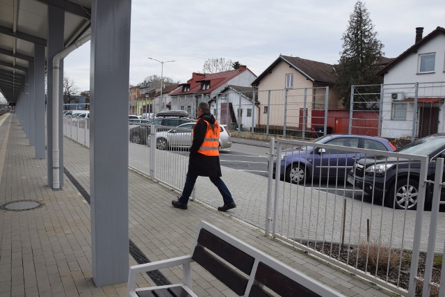 Wystarczyło zdjąć tylko jedną bramkę w ogrodzeniu i już przejście z peronu 1a w stronę dworca PKS gotowe - Zielona Góra, 15 lutego 2020