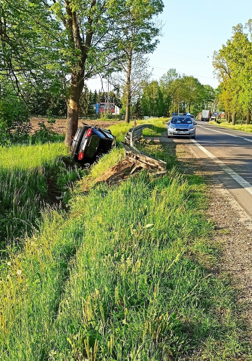 Wypadek w Kordowie (gm. Olszewo-Borki). Samochód uderzył w barierę ochronną i wpadł do rowu. 27.05.2021