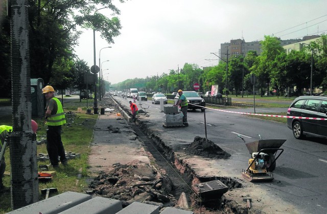 Na al. Andersa tworzą się korki, ale ulicę trzeba wyremontować.