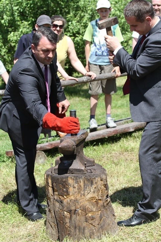 Wicewojewoda Piotr Żołądek podczas pracy.