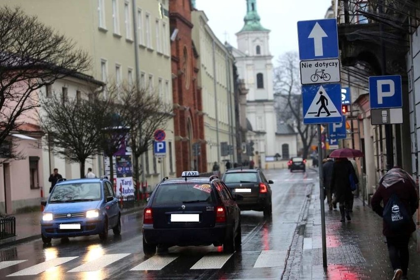 Kraków. Pułapka na kierowców przy ulicy Długiej. Niekończące się zamieszanie z parkowaniem