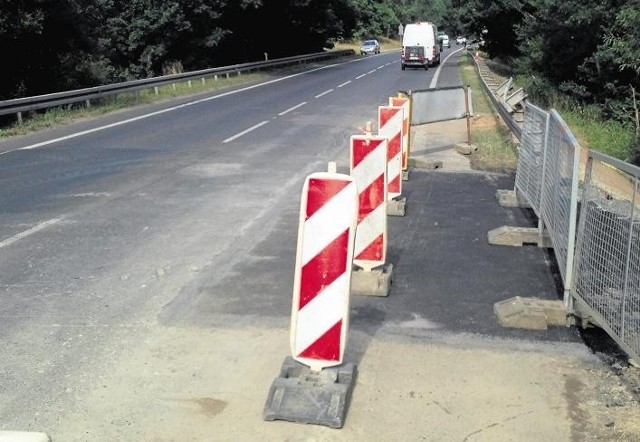 Po remoncie w Promnie droga wydaje się być bezpieczna. Ale mieszkańcy gminy zauważyli, że asfalt zapada się w Bugaju 