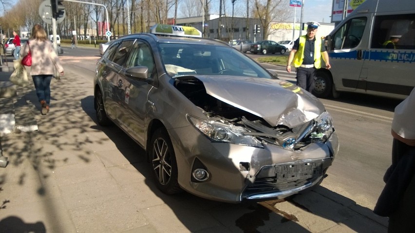 Wypadek na Kasprzaka w Łodzi. 3 osoby ranne [ZDJĘCIA]