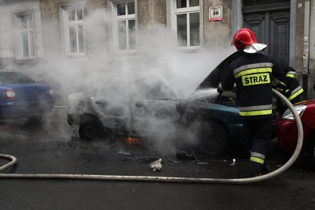 Zdjęcie ilustracyjne. Pożar samochodu na poznańskiej Woli.