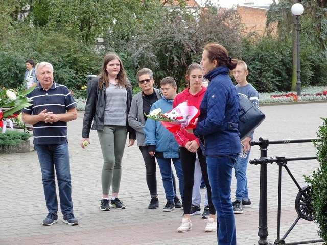 Uczestnicy "Marszu pamięci" złożyli kwiaty pod pomnikami i tablicami upamiętniającymi polskich żołnierzy oraz ofiary stalinizmu i faszyzmu w Chełmnie.