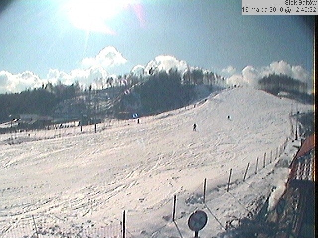 W Bałtowie na stoku utrzymują się zimowe warunki do jazdy na nartach.