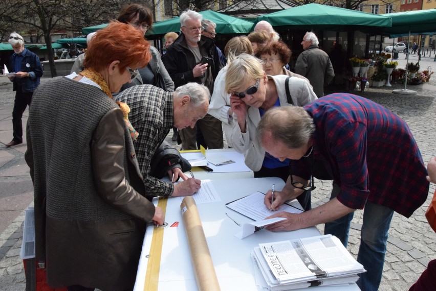 Manifestacja KOD na placu Solnym, 2 kwietnia 2017