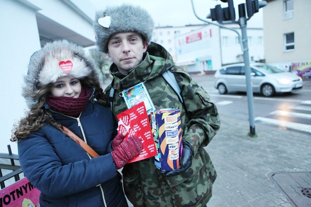 Na ulicach Ustki wolontariusz zbierali pieniądze do puszek.