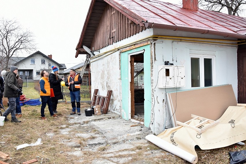 Gorlice. Byliśmy na planie programu Nasz Nowy Dom! Pracuje tam 40-osobowa ekipa Polsatu. Odmieniają życie rodziny Wiejaczków [31.01.]