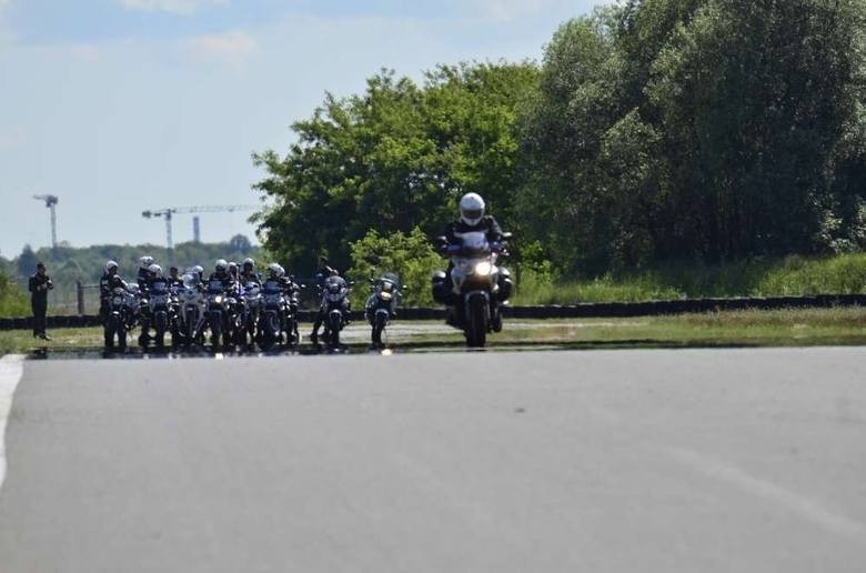 Ćwiczenia policjantów na Torze Poznań  Fot: Waldemar...