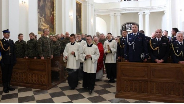 We wtorek na Święty Krzyż pielgrzymowały służby mundurowe.
