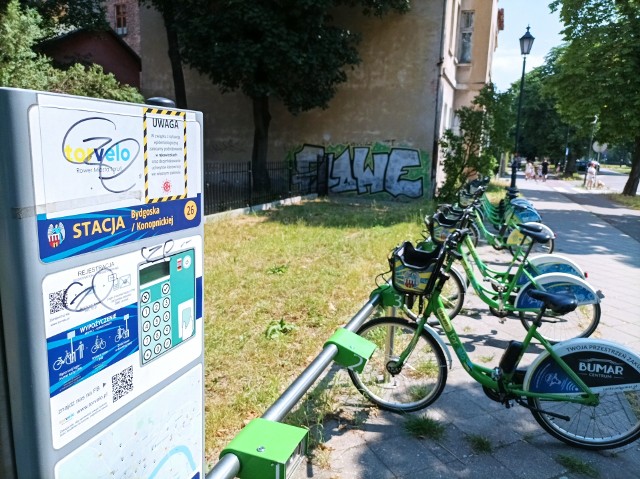 Felerna stacja Roweru Miejskiego przy skrzyżowaniu ul. Bydgoskiej i Konopnickiej. Jak zapewnia operator Torvelo, reklamacje dotyczące bezpodstawnie naliczonych opłat będą rozpatrywane poza kolejnością.