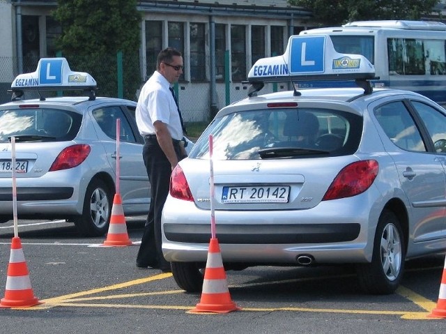 Dziś kandydat na kierowcę nie ma możliwości wykonania próbnej jazdy na placu egzaminacyjnym w Tarnobrzegu. Po 2 września, będzie można jeździć po placu, nawet samochodem, w którym przeprowadzane są egzaminy.