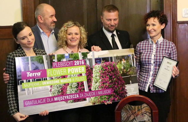 Nagrody odebrali burmistrz Remigiusz Lorenz i jego zastępczyni Agnieszka Śnieg.