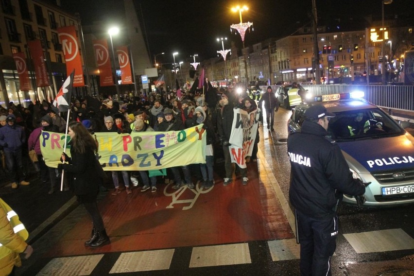 Czarna Środa we Wrocławiu. Protest w Rynku i pod biurami poselskimi 