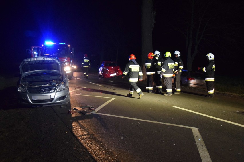 Wypadek na drodze nr 55 między Malborkiem a Tragaminem 20.12.2019. Dwie osoby ranne, kierowca pijany [zdjęcia]