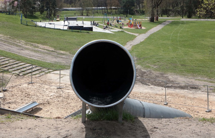 Kompleks czterech stalowych zjeżdżalni zbudowano na Osadzie...