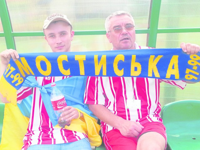 Antoni Nagrobecki z synem Włodzimierzem kibicują ukraińskiej drużynie podczas meczu z Argentyną. Mieszkają na co dzień w Mościskach, niedaleko polskiej granicy