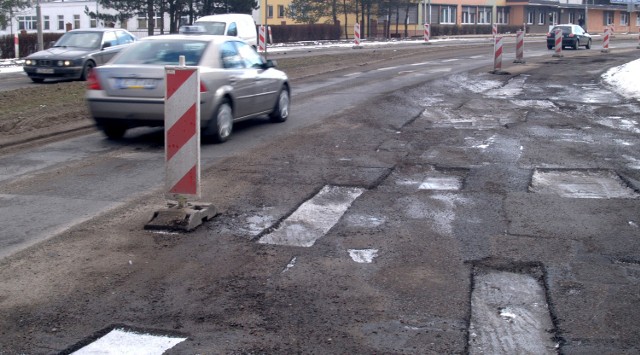 Część ul. Gnieźnieńskiej, która jest w najgorszym stanie, jest obecnie wyłączona z ruchu.