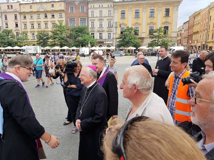 Metropolita krakowski ks. abp Marek Jędraszewski pobłogosławił uczestników pieszej pielgrzymki na Jasną Górę [ZDJĘCIA]