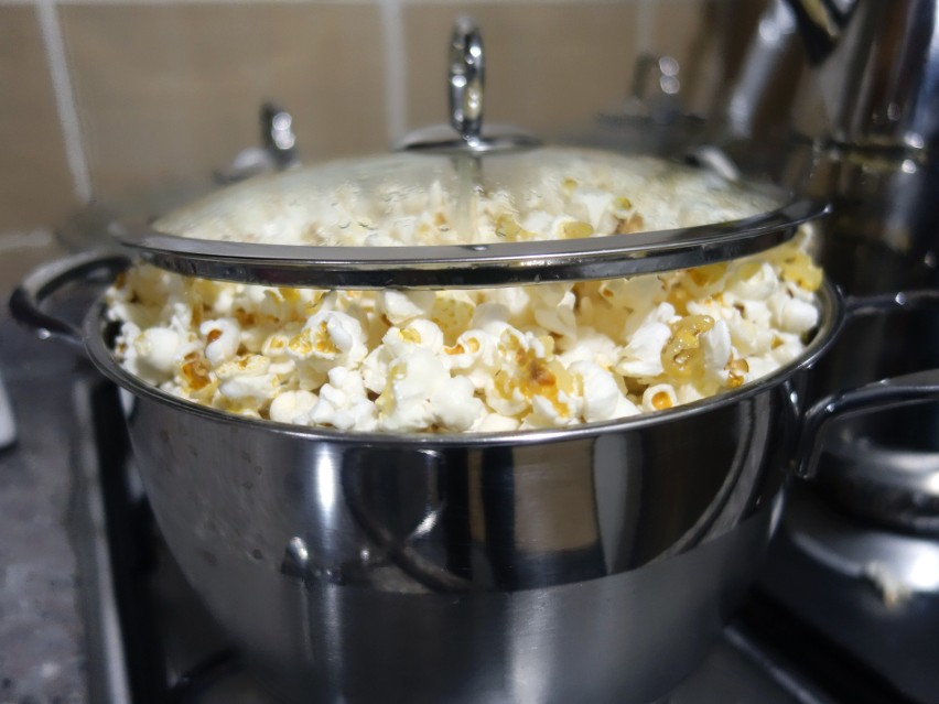 100 kcal w 5 szkl. popcornu przygotowany bez tłuszczu (40 g)