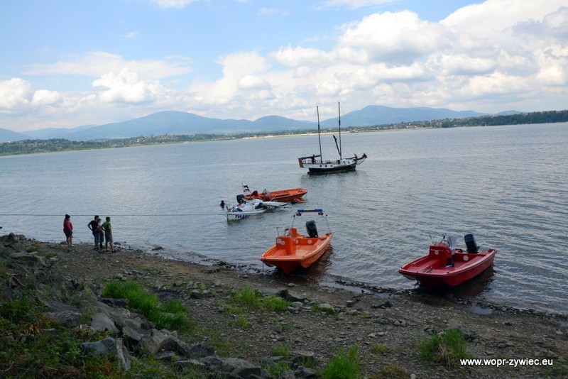 Dramatyczne chwile na Jeziorze Żywieckim: Zatonęła duża łódź, WOPR uratował załogę [ZDJĘCIA]