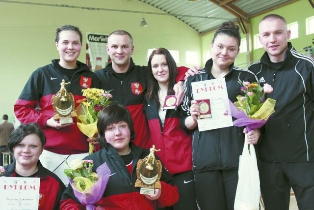 Reprezentacja sokólskich pięściarek z finałów mistrzostw Polski w Toruniu wróciła ze złotymi i brązowymi medalami