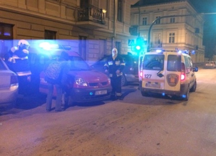 Nocna akcja strażaków i strażników miejskich w Łodzi [zdjęcia]