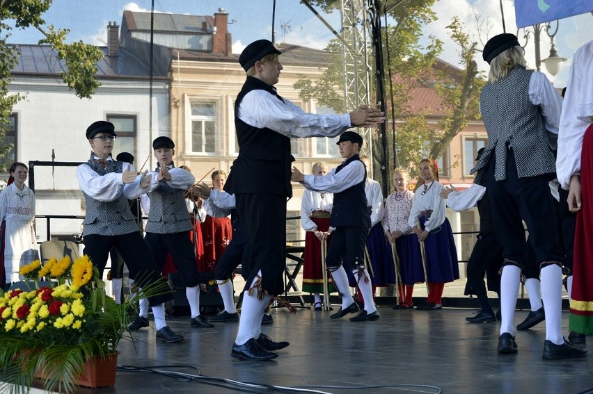 Biecz. Święto Dzieci Gór zagościło na bieckim rynku. Mali artyści roztańczyli miasto [ZDJĘCIA]