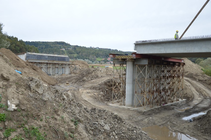 Wieruszyce. Budowa nowego mostu postępuje, trwają prace przy konstrukcji [ZDJĘCIA]