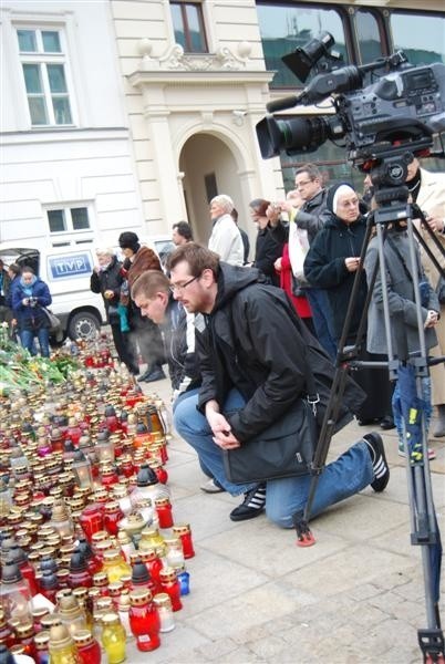 Warszawa pogrązona w zalobie po tragedii w Smolensku