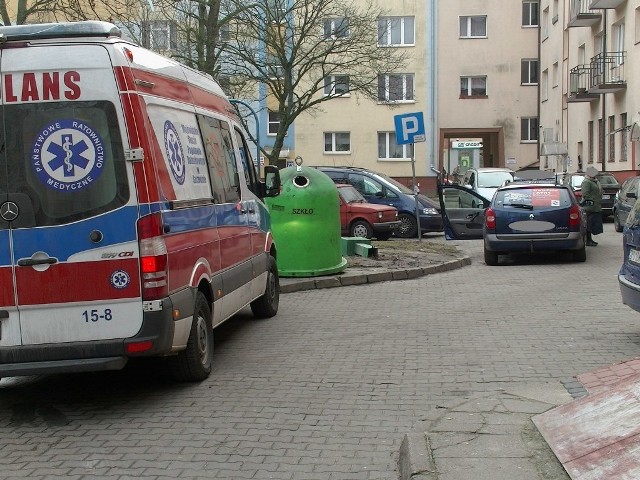 Kobietę potrąciła taksówka, widoczna w głębi po prawej stronie.