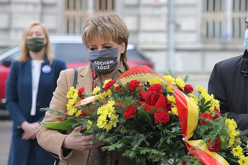 Po uroczystej mszy przed pomnikiem Nieznanego Żołnierza...