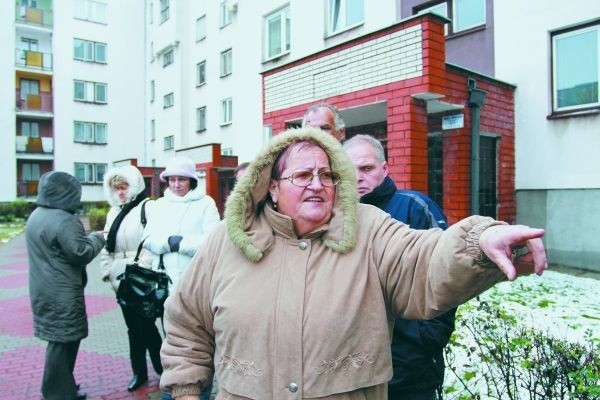 Wszystko w tym bloku powstało za nasze pieniądze, nawet chodniki &#8211; mówi Cecylia Bosiacka