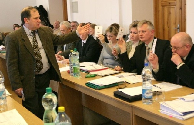 Za przyjęciem uchwały budżetowej na sesji miejskiej w Nisku głosowało 15 radnych, a sześcioro wstrzymało się od głosu.