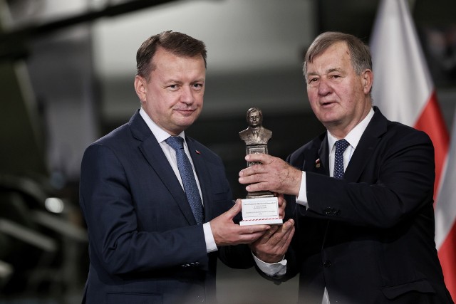 Minister Mariusz Błaszczak odebrał Statuetkę Patrona Akademickiego Klubu Obywatelskiego  im. Prof. Lecha Kaczyńskiego