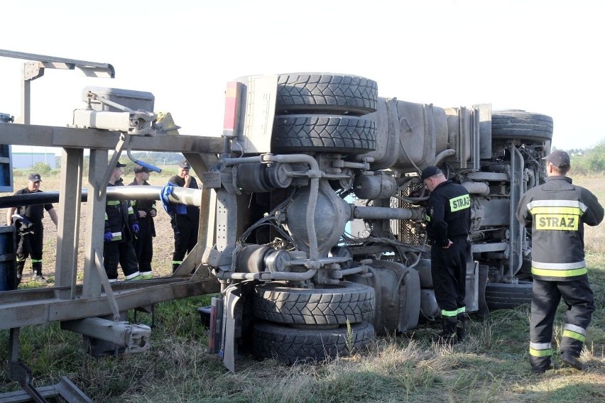 Wypadek w Kiełczowie. Ciężarówka przewróciła się na bok podczas rozładunku [ZDJĘCIA]