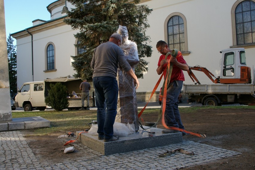 Pomnik Jana Pawła II stanął przy gorlickiej farze [ZDJĘCIA]