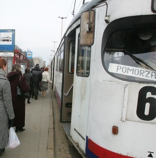 Zdaniem pasażerów &#8222;szóstki&#8221; odcinek od Wałów Chrobrego do ul. Wyszyńskiego pokonuje się z duszą na ramieniu, bo rozklekotane tramwaje jadą szybko.