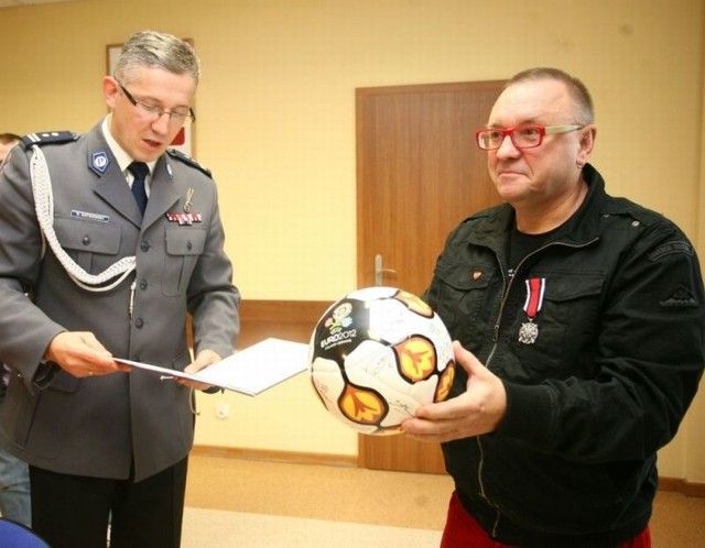 Piłka, którą mazowiecki komendant policji Rafał Batkowski przekazał Jurkowi Owsiakowi jest licytowana w Internecie. Jest warta już ponad 400 złotych.